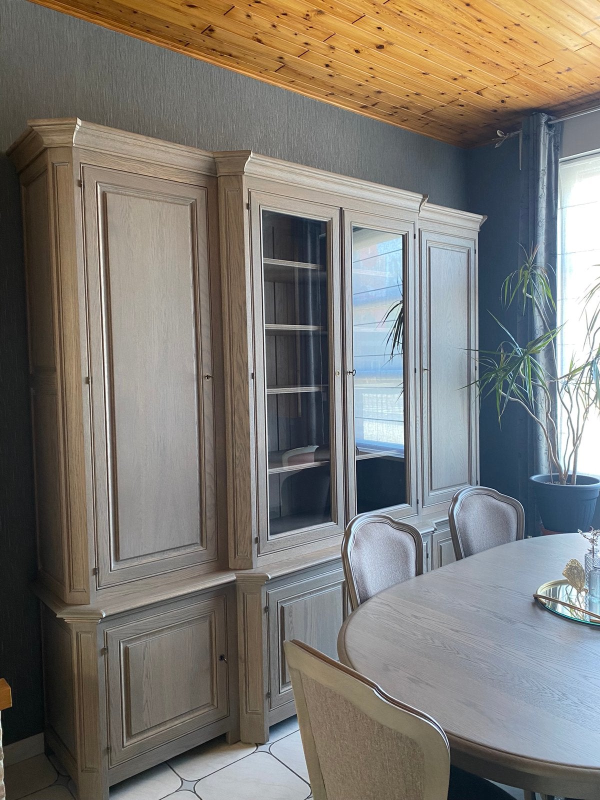 Massief houten eetplaats, Huis en Inrichting, Kasten | Buffetkasten, Ophalen, Zo goed als nieuw