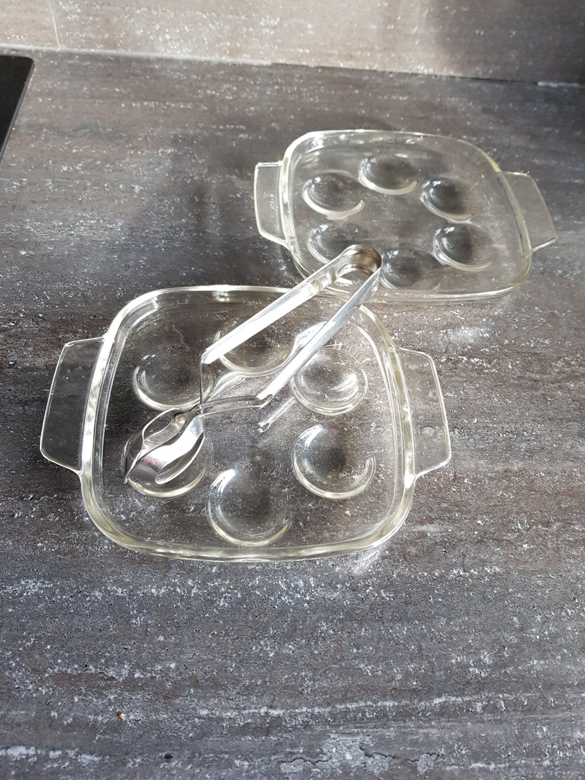 2 escargots bordjes, met tang, goede staat, Huis en Inrichting, Ophalen, Zo goed als nieuw