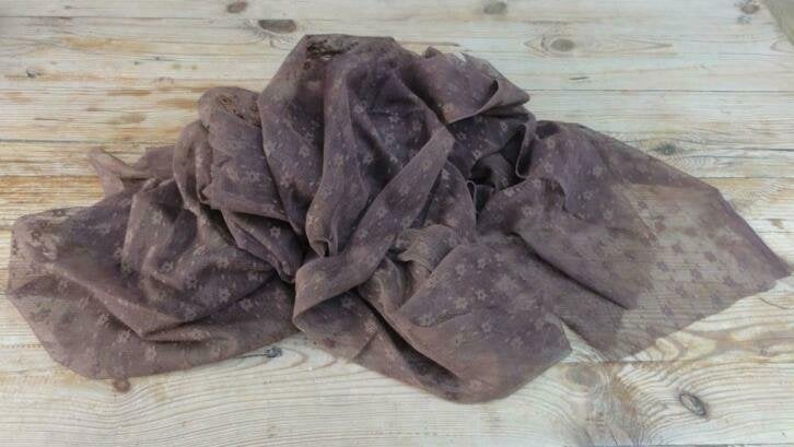 Lap bruin gaas stof met bloemetjes, 1.40 mtr x 1.50 mtr, Hobby & Loisirs créatifs, Enlèvement ou Envoi, Comme neuf, Brun, 30 à 200 cm