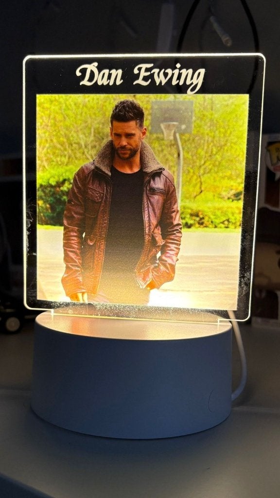 0h. Exclusieve merchandise - Dan Ewing - (nacht) Lamp, Huis en Inrichting, Ophalen of Verzenden, Nieuw, Overige materialen