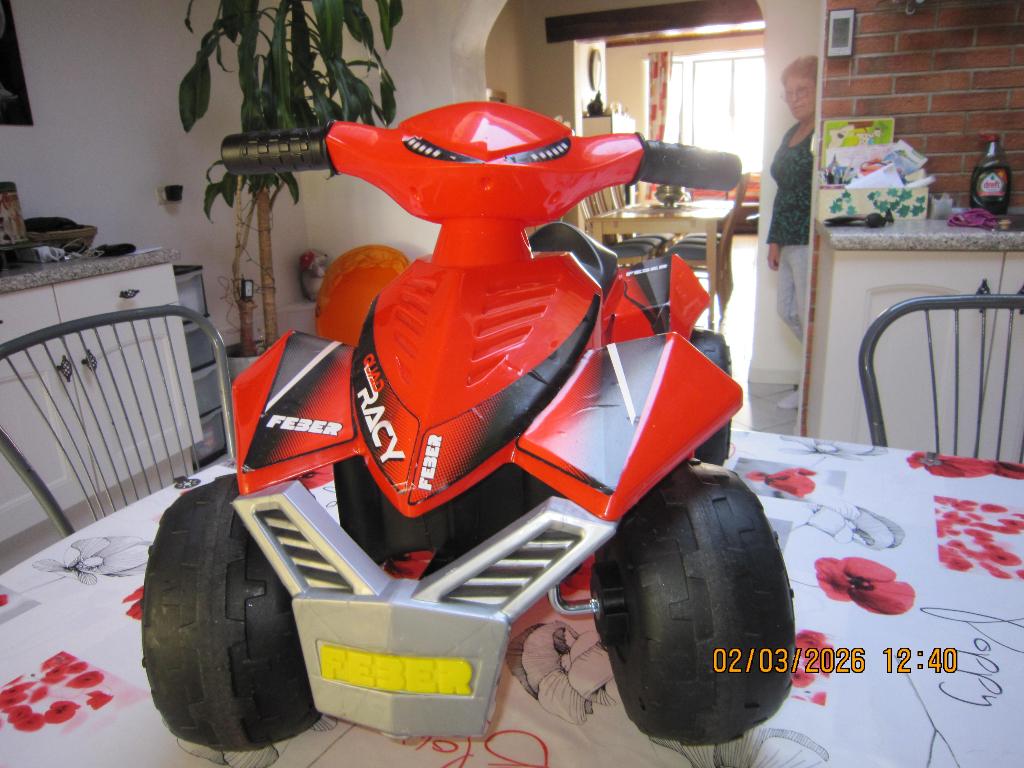 quad pour enfant electique avec batterie et chargeur, Ophalen, Zo goed als nieuw