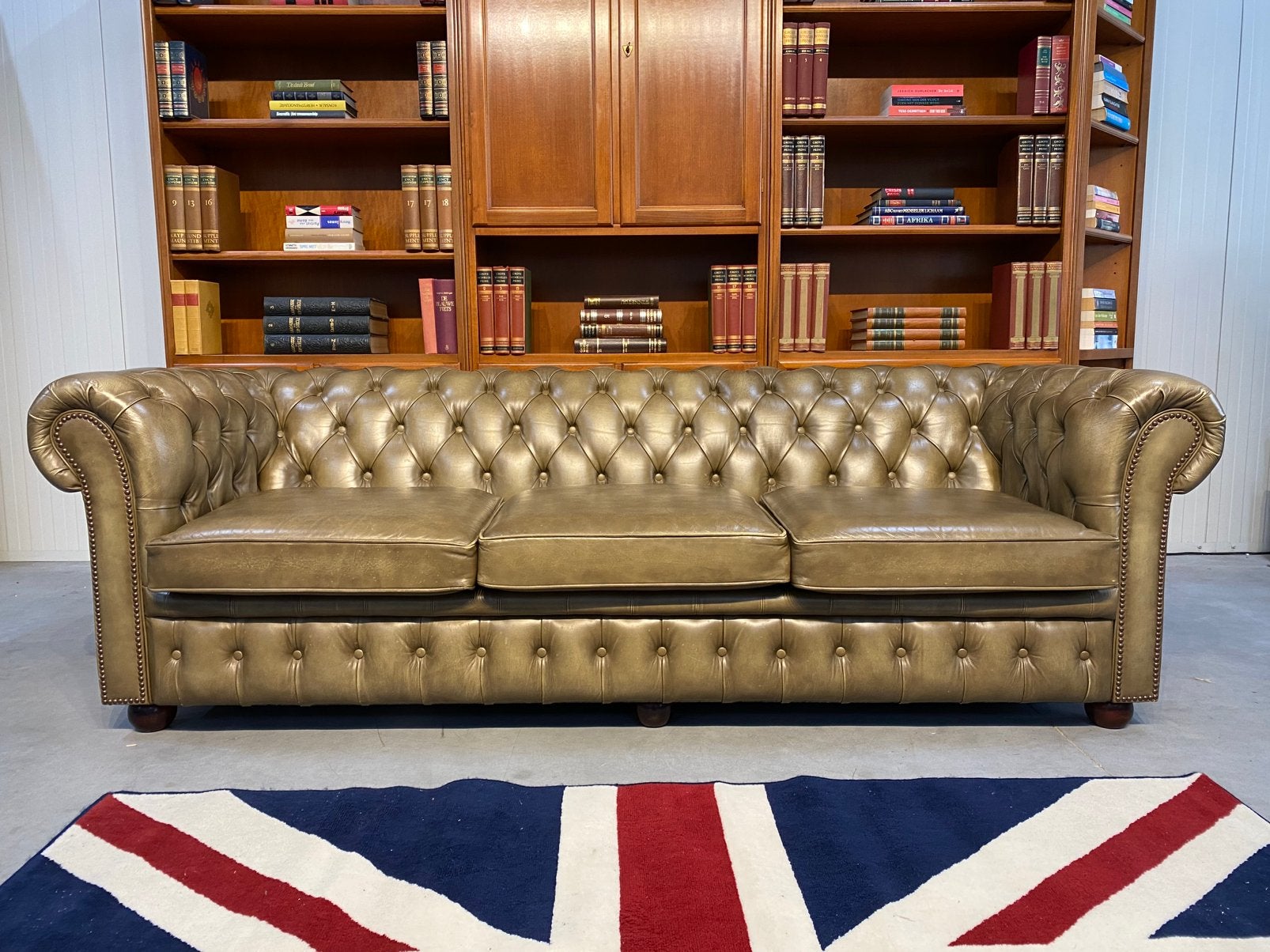 Prachtige Engels Ruime Chesterfield zetel olijf groen, Huis en Inrichting, Ophalen, Leer