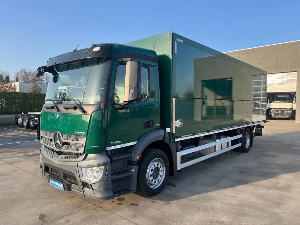 Mercedes-Benz Antos 1832 DRANKENOPBOUW - LAADBRUG 2.000 KG, Automaat, Achterwielaandrijving, Euro 6, Mercedes-Benz