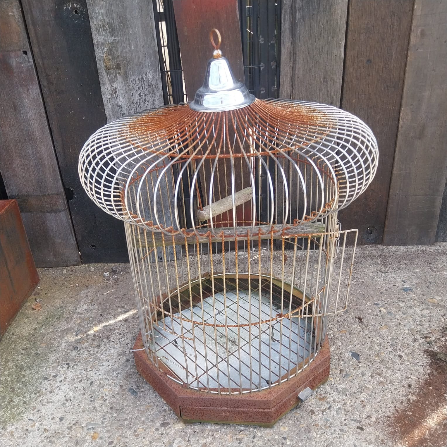 Vintage decoratieve vogelkooi – metalen kooi met houten voet, Animaux & Accessoires, Oiseaux | Cages & Volières, Enlèvement