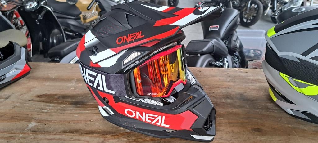 Nieuwe O'Neal cross helm, Enlèvement