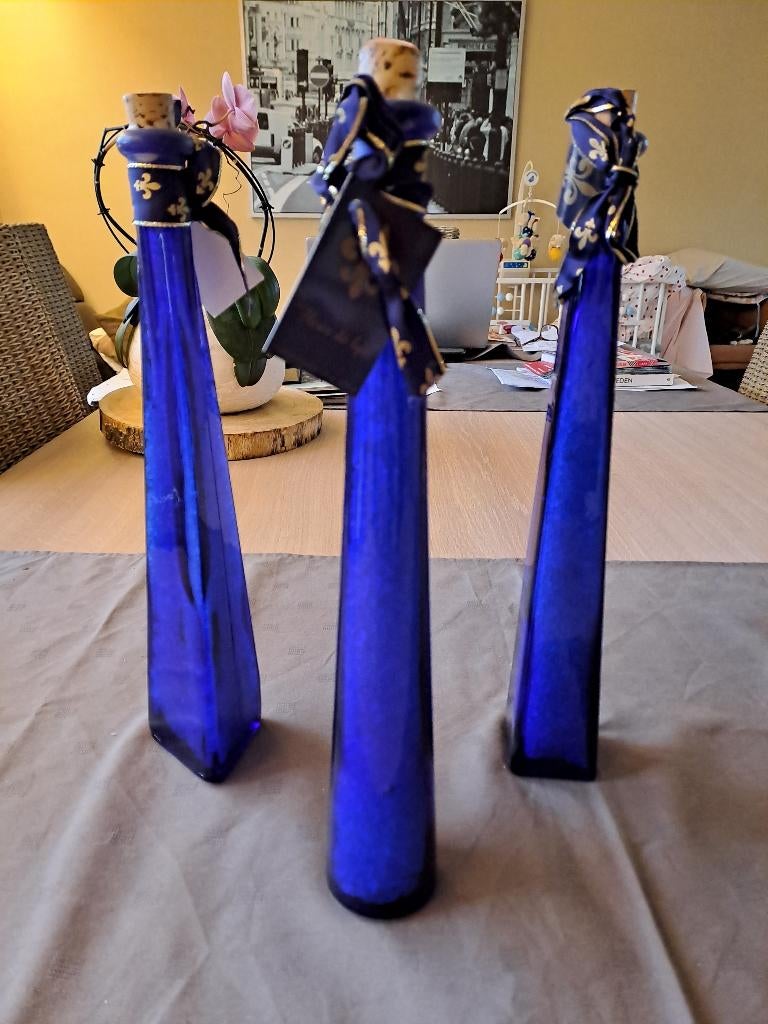 3 blauwe flessen, Ophalen