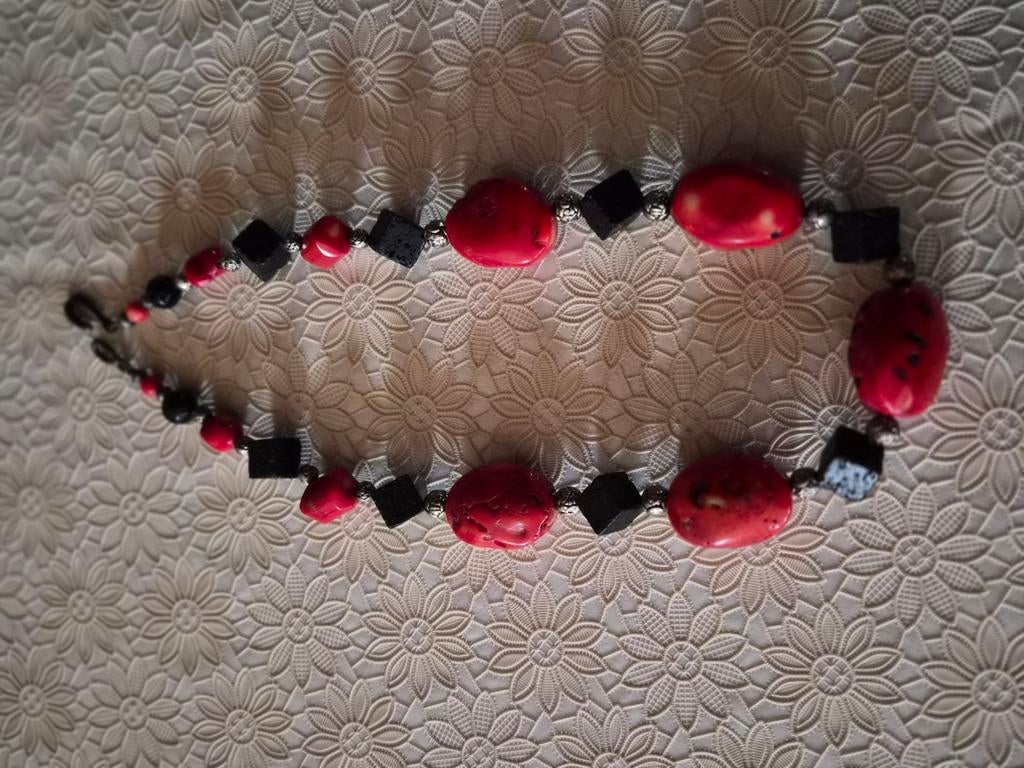 Collier rouge et noir, Bijoux, Sacs & Beauté, Colliers, Enlèvement ou Envoi, Comme neuf, Rouge