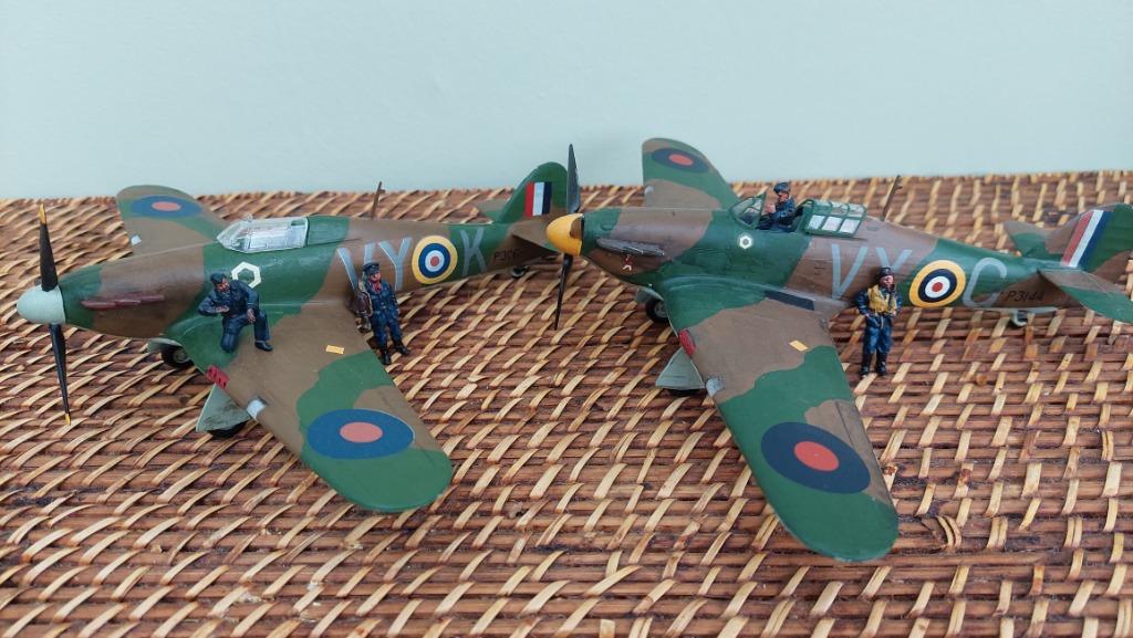 WW2 2 Hawker Hurricanes RAF schaal 1/48 met piloten, Ophalen of Verzenden, Zo goed als nieuw, 1:35 tot 1:50, Diorama
