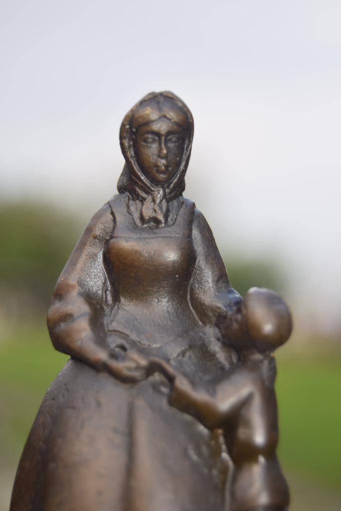 cloche,clochette de table en bronze signé(la maman et son en, Enlèvement ou Envoi, Bronze