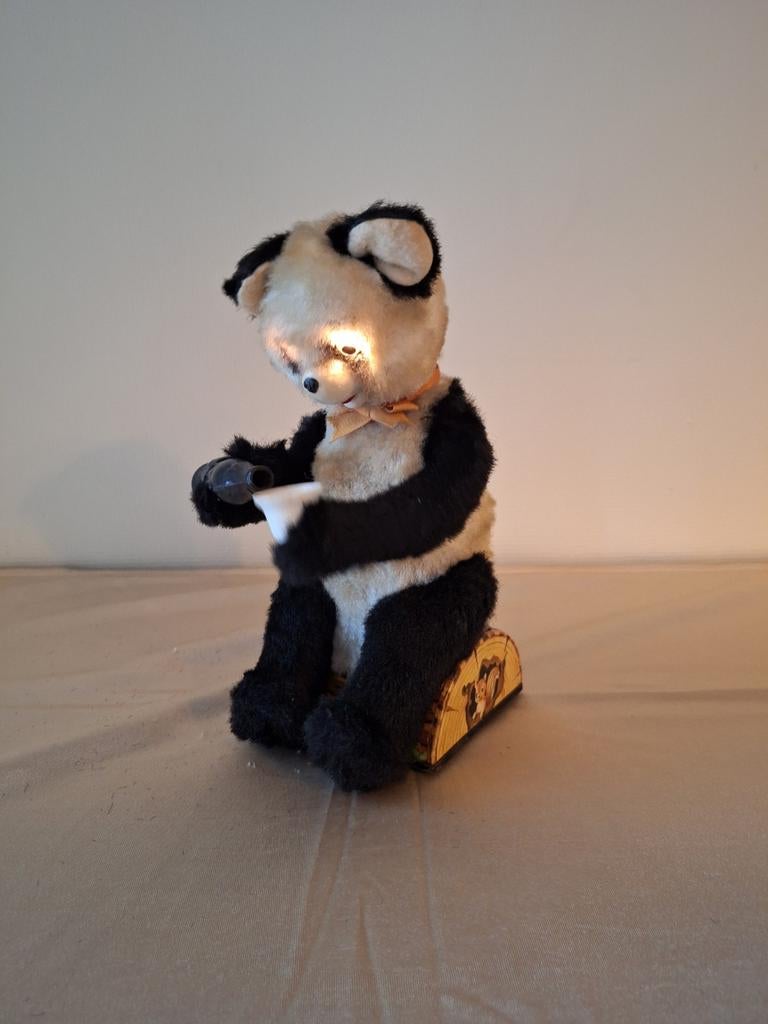 Drinkende panda automaat Japan, Ophalen