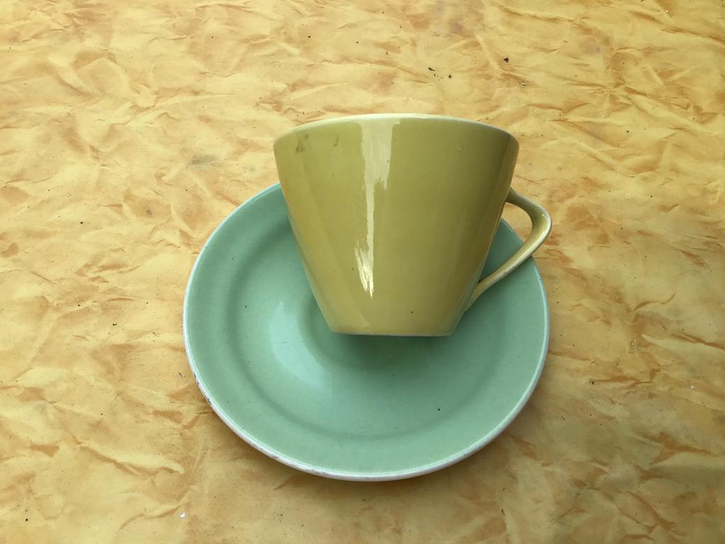 Bosch - tasse et sous tasse jaune et vert, Antiek en Kunst, Antiek | Servies los