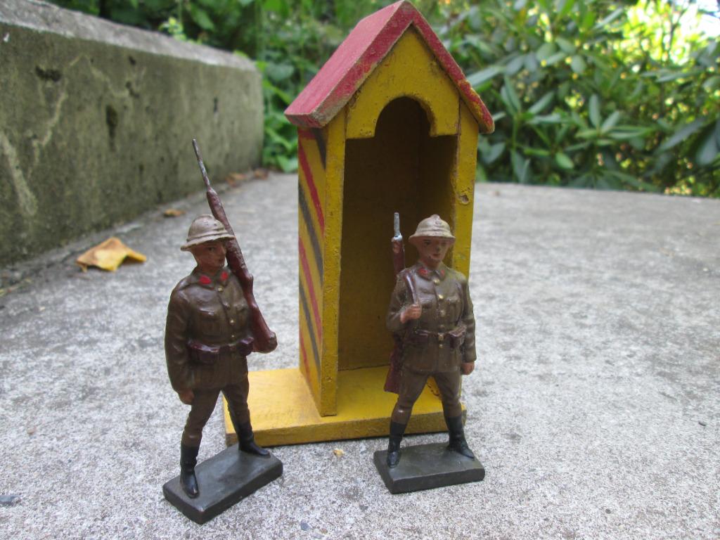 2 Belgische speelgoed soldaten met wachthuisje LINEOL, TOP, Verzamelen, Ophalen of Verzenden