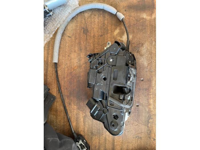 Serrure portière mécanique 2portes droite d'un Seat Ibiza, Autos : Pièces & Accessoires, Enlèvement ou Envoi, 3 mois de garantie