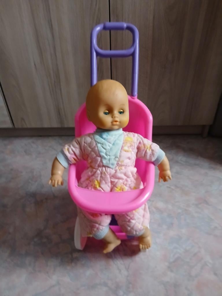 Popje met koets zo goed als nieuw niet veel mee gespeeld, Kinderen en Baby's, Speelgoed | Poppen, Ophalen, Zo goed als nieuw
