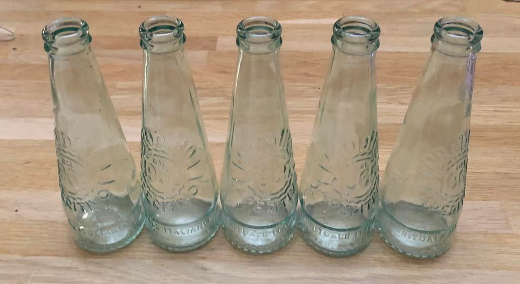 6 glazen flesjes vaasjes Crodino hoogte 17 cm, Huis en Inrichting, Overige kleuren, Ophalen of Verzenden, Minder dan 50 cm, Glas