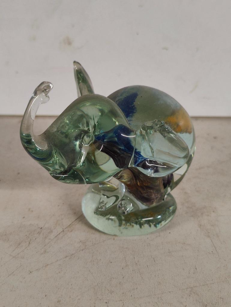 Hangemaakt beeldje van een olifant in geblazen glas, Antiek en Kunst, Ophalen of Verzenden