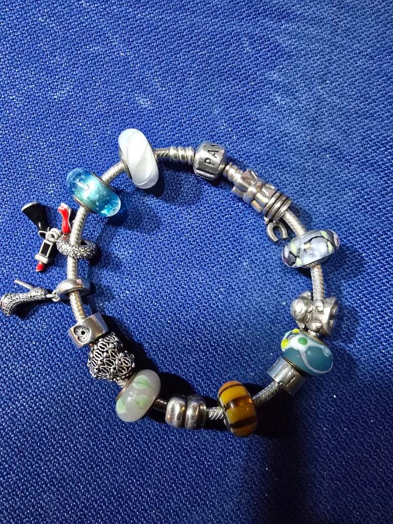 Bracelet Pandora, Enlèvement