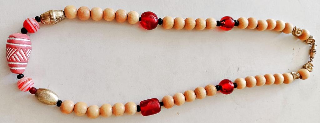 Collier artisanal perles rouges + bois cèdre, 45 cm, NEUF, Enlèvement ou Envoi, Neuf, Autres couleurs, Autres matériaux
