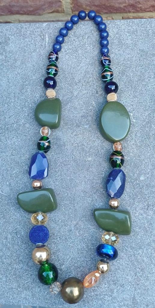 Te koop: Nieuw!! Mooie lange zware groen/blauw ketting., Bijoux, Sacs & Beauté, Colliers, Neuf, Vert, Enlèvement, Avec strass