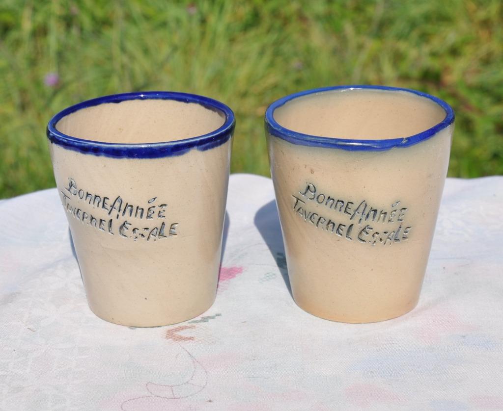 2 pots en terre cuite bonne année taverne escale, Enlèvement ou Envoi, Comme neuf, Poterie, Verre ou Verres