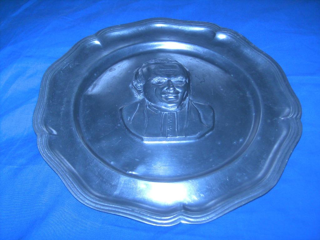 Assiette en étain du Pape Jean-Paul II, Enlèvement ou Envoi
