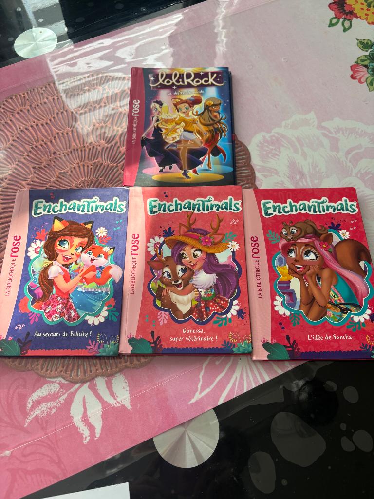 Lot livre enfants bibliothèque rose enchantimals et lolirock, Ophalen of Verzenden, Zo goed als nieuw