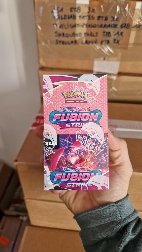 Fusion Strike half booster box (super mint!), Ophalen of Verzenden, Nieuw, Boosterbox