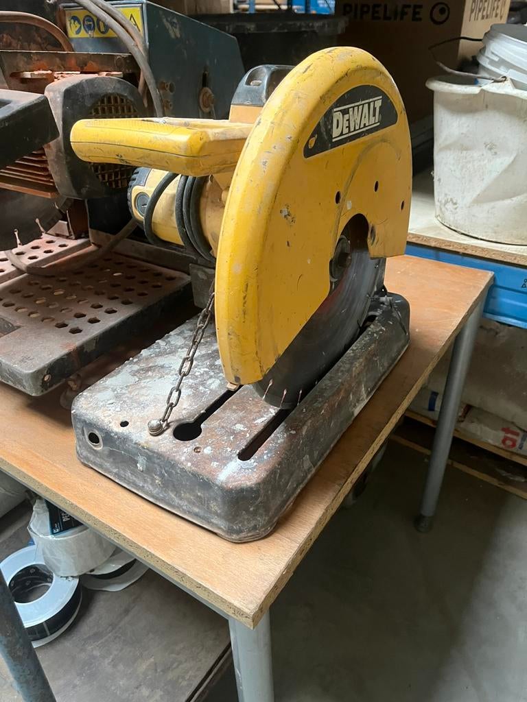 2 x Dewalt metaalafkort zaag, Doe-het-zelf en Bouw, Gereedschap | Zaagmachines, Ophalen, Gebruikt, Cirkelzaag, 30 tot 70 mm