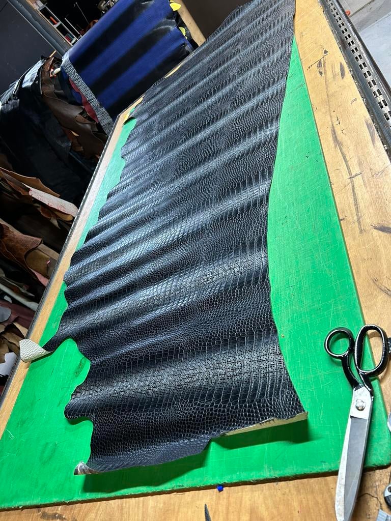 Zwartgrijs halve huid 1.2 mm dik stug met kroko print A-450, Ophalen of Verzenden, Zo goed als nieuw, Zwart