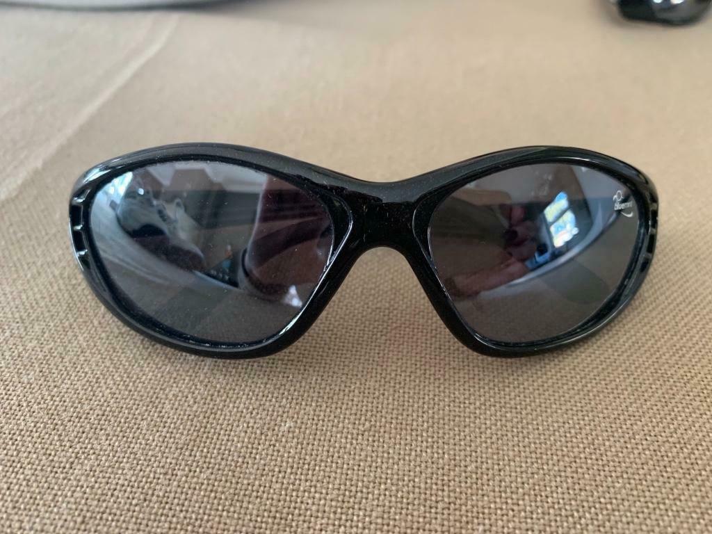 Lunettes de soleil enfants noires, largeur 12cm, 6 à 8ans, Enlèvement ou Envoi, Comme neuf, Garçon