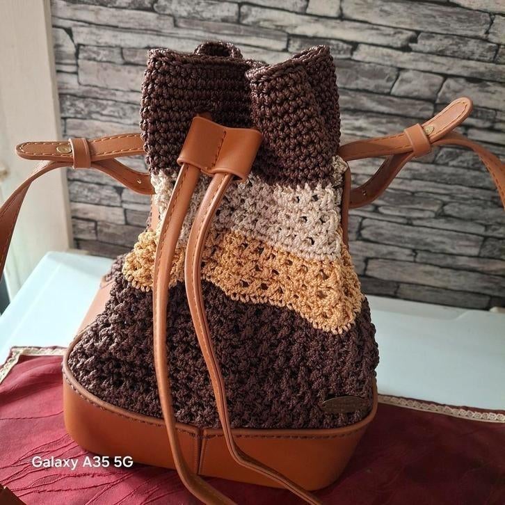 Handtas met lederen riemen en bodem +voering, Handtassen en Accessoires, Tassen | Damestassen, Ophalen of Verzenden, Nieuw, Bruin