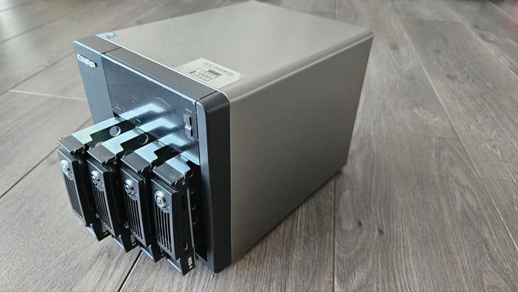 NAS Qnap TS-469 Pro + 4x4TB stockage, Computers en Software, NAS, Ophalen, Zo goed als nieuw
