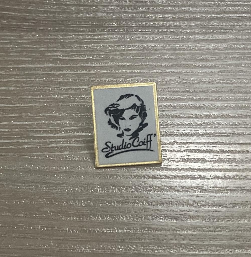 PIN - STUDIO COIFF' - COIFFEUR - KAPPER, Envoi, Utilisé, Autres sujets/thèmes, Insigne ou Pin's