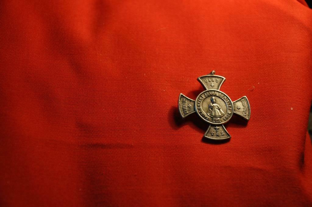 §  medaille croix sauvegarde  jesus de prague bilingue (12), Ophalen of Verzenden, Gebruikt, Sieraad, Christendom | Katholiek