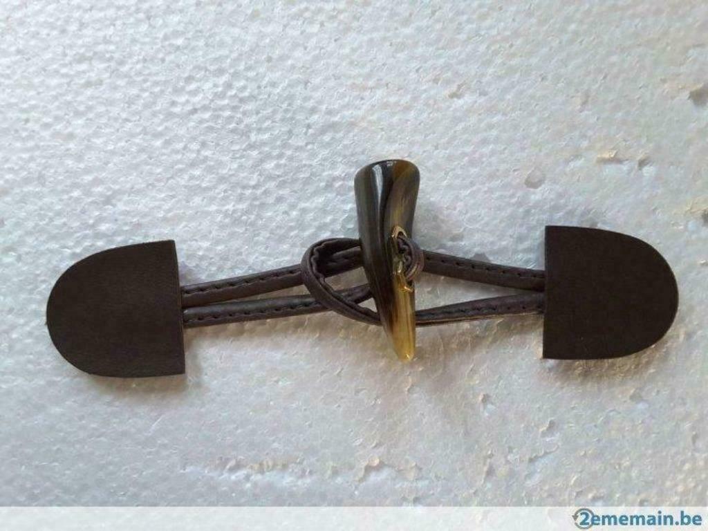 Brandebourg simili cuir marron avec buchette imitation corne, Enlèvement ou Envoi, Neuf