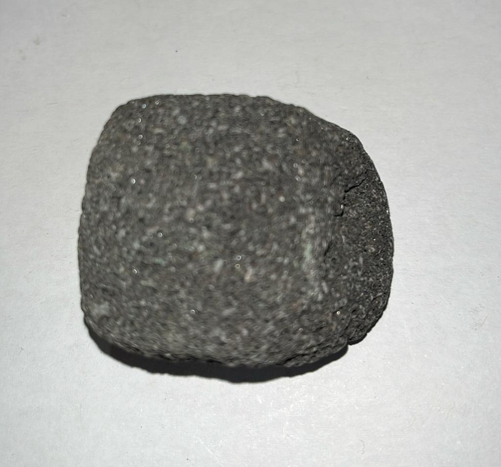 Basaltlava steen - 51gram - 45mm x 39mm x 30mm, Verzamelen, Mineralen en Fossielen, Ophalen of Verzenden