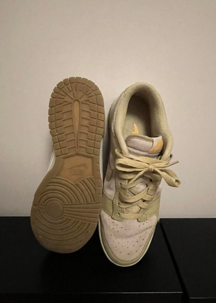 Nike Dunk Low khaki suede, Overige kleuren, Ophalen of Verzenden, Zo goed als nieuw, Sneakers