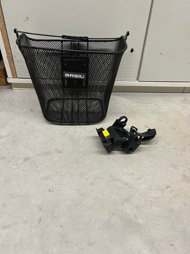 Fietsmand (afneembaar) met bevestiging van Basil, Fietsen en Brommers, Fietsaccessoires | Fietsmanden, Ophalen, Gebruikt, Stuurbevestiging