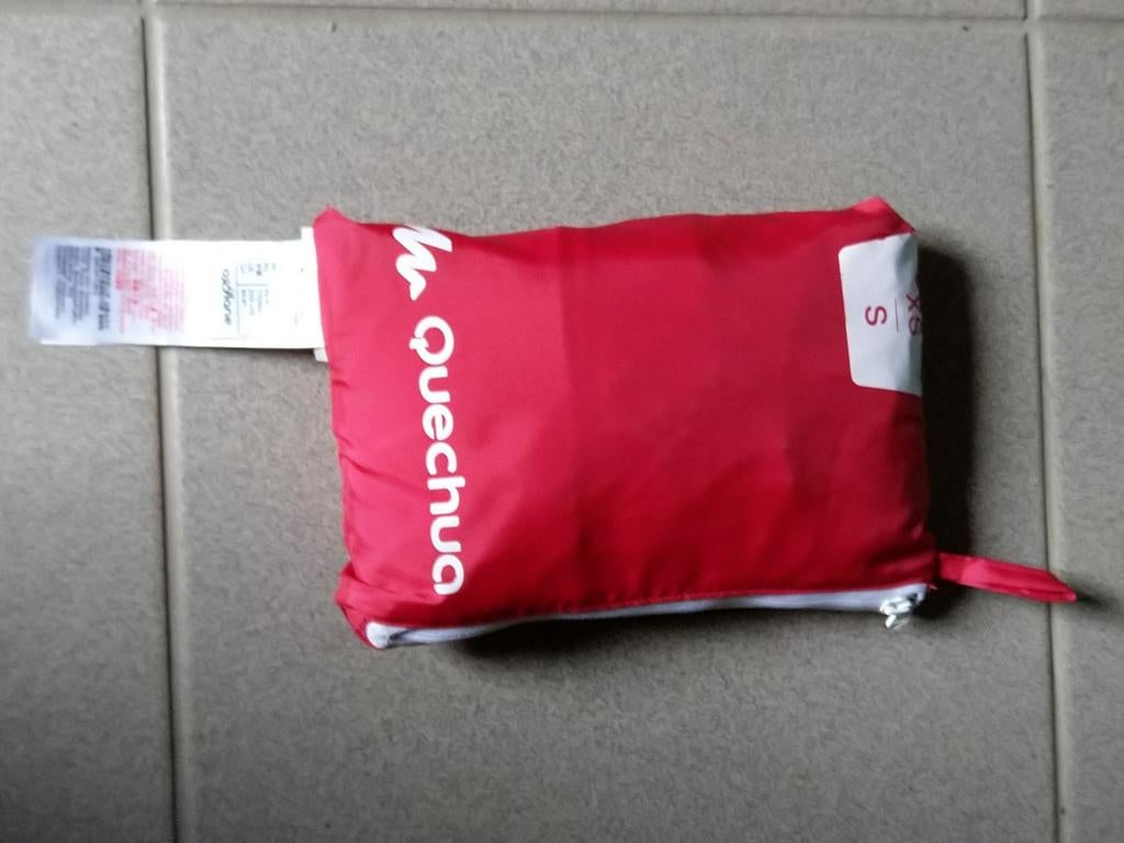Rood regenjasje, Quechua, XS/S, Ophalen, Zo goed als nieuw, Quechua, Maat 36 (S)