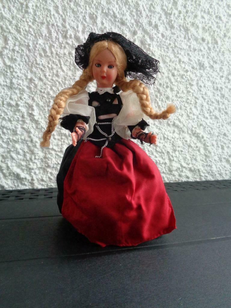 Ancienne poupée folklorique. 1 Pièce noire/rouge., Collections, Enlèvement ou Envoi, Utilisé, Poupée