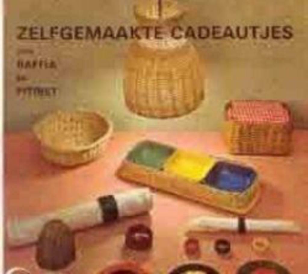 Zelfgemaakte cadeautjes van raffia en pitriet, Boeken, Hobby en Vrije tijd, Gelezen, Ophalen