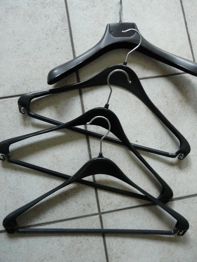 GRATIS af te halen:stevige kleerhangers in harde kunststof, Ophalen, Zo goed als nieuw, Kunststof, Volwassenen