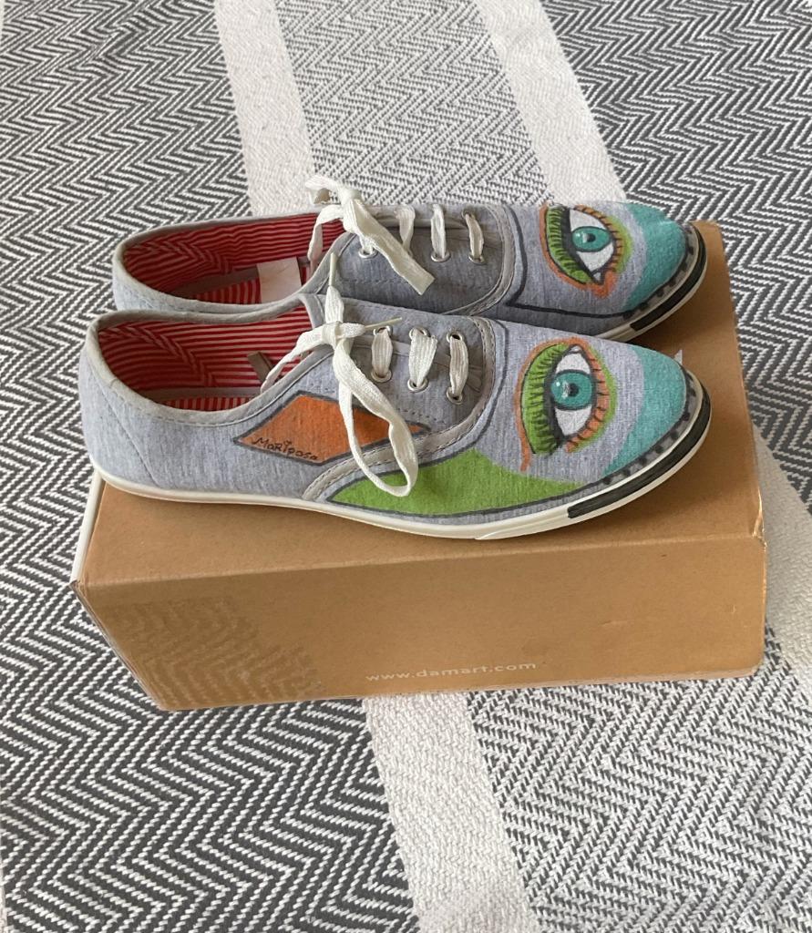 Grijze stoffen sneakers met unieke tekening oog (maat 40), Kleding | Dames, Ophalen of Verzenden, Sneakers, Grijs, Gedragen