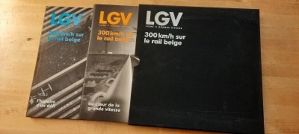 Pochette INFRABEL - LGV 300km/h sur le rail belge (2 tomes), Enlèvement ou Envoi, Comme neuf, Livre, Revue ou Catalogue