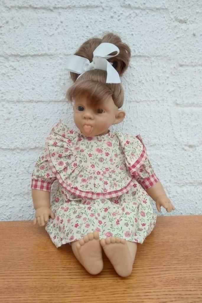 poupée qui tire la langue en résine et tissu, Enfants & Bébés, Jouets | Poupées, Enlèvement ou Envoi, Comme neuf, Autres types