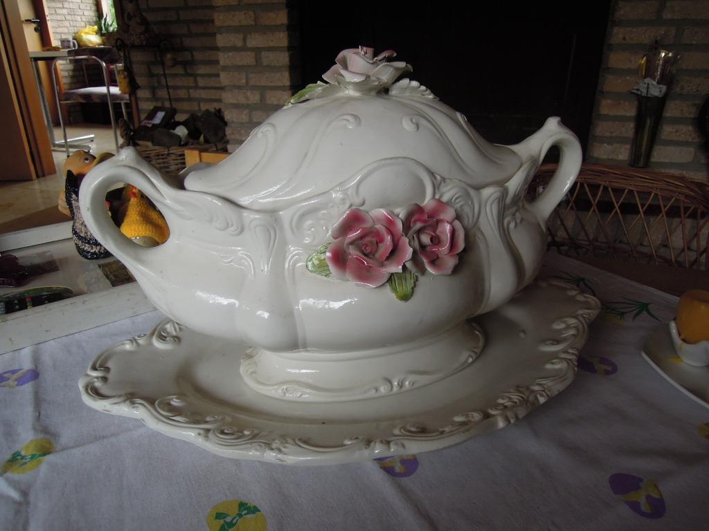 vintage geglazuurd keramiek soepterrine wit met rode rozen, Antiquités & Art, Antiquités | Céramique & Poterie, Enlèvement ou Envoi
