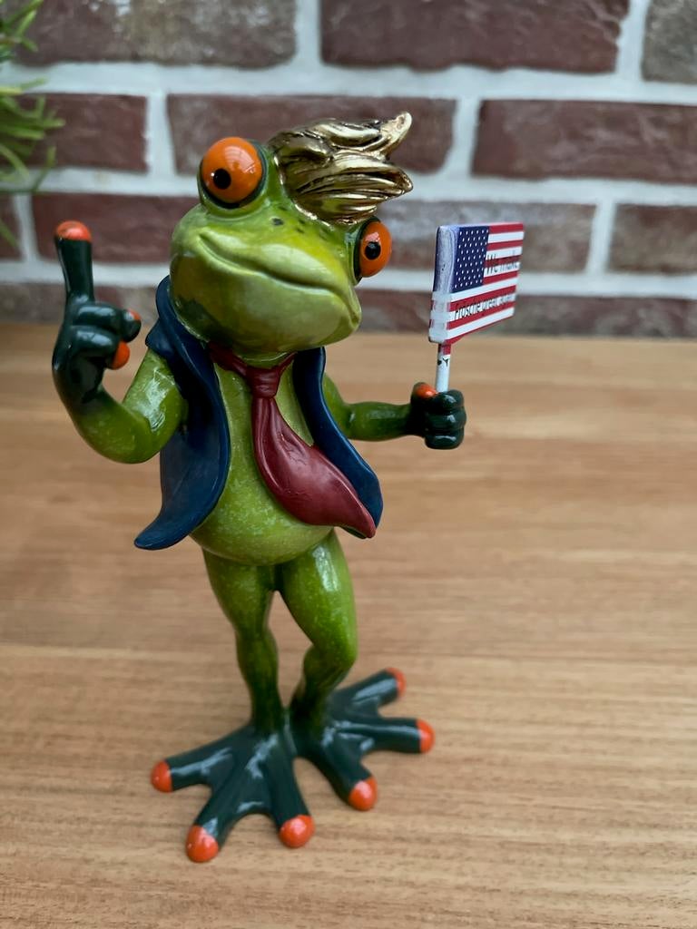 Beeldje kikker - PRESIDENT MET VLAG, Ophalen of Verzenden, Zo goed als nieuw, Dier