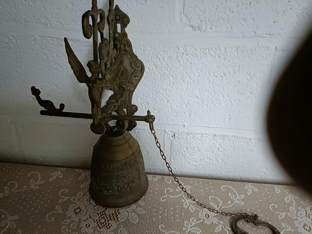 Sonnette élégante ancienne avec chaîne, en cuivre moulé., Antiquités & Art, Antiquités | Bronze & Cuivre, Cuivre, Enlèvement