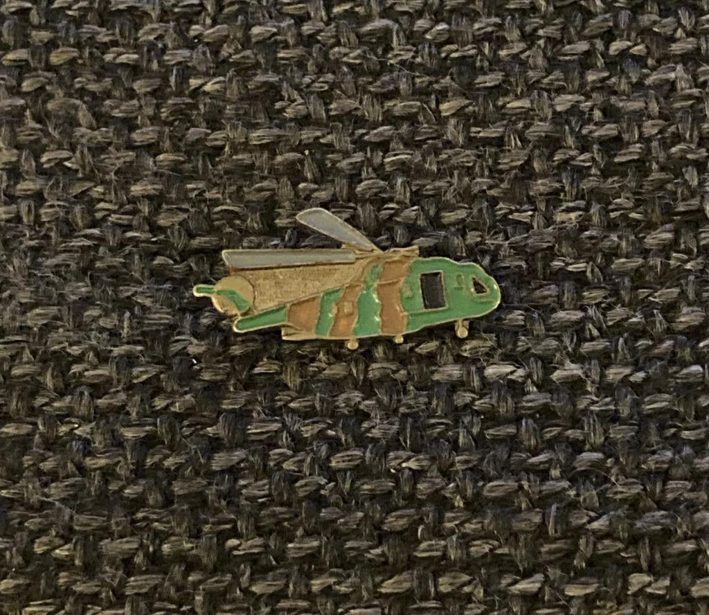 PIN - HELIKOPTER - HELICOPTER - HÉLICOPTÈRE - LEGER - ARMÉE, Verzamelen, Speldjes, Pins en Buttons, Verzenden, Gebruikt, Transport