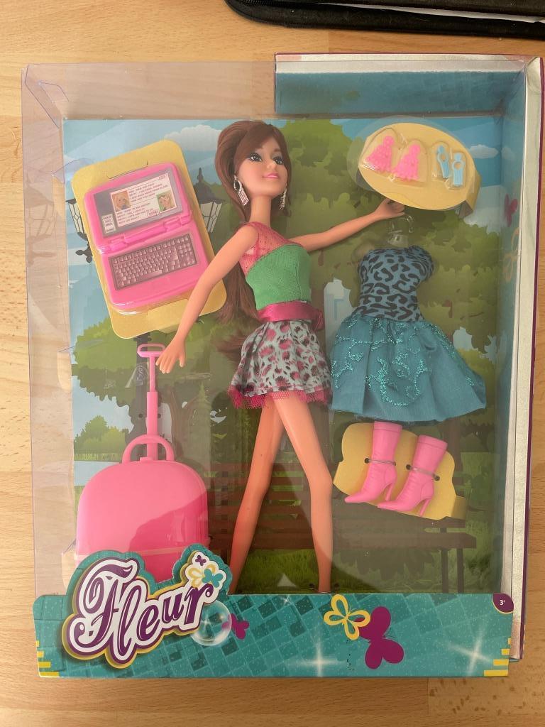 Pop Fleur met 2 Outfits en laptop, Verzamelen, Ophalen of Verzenden, Nieuw, Pop